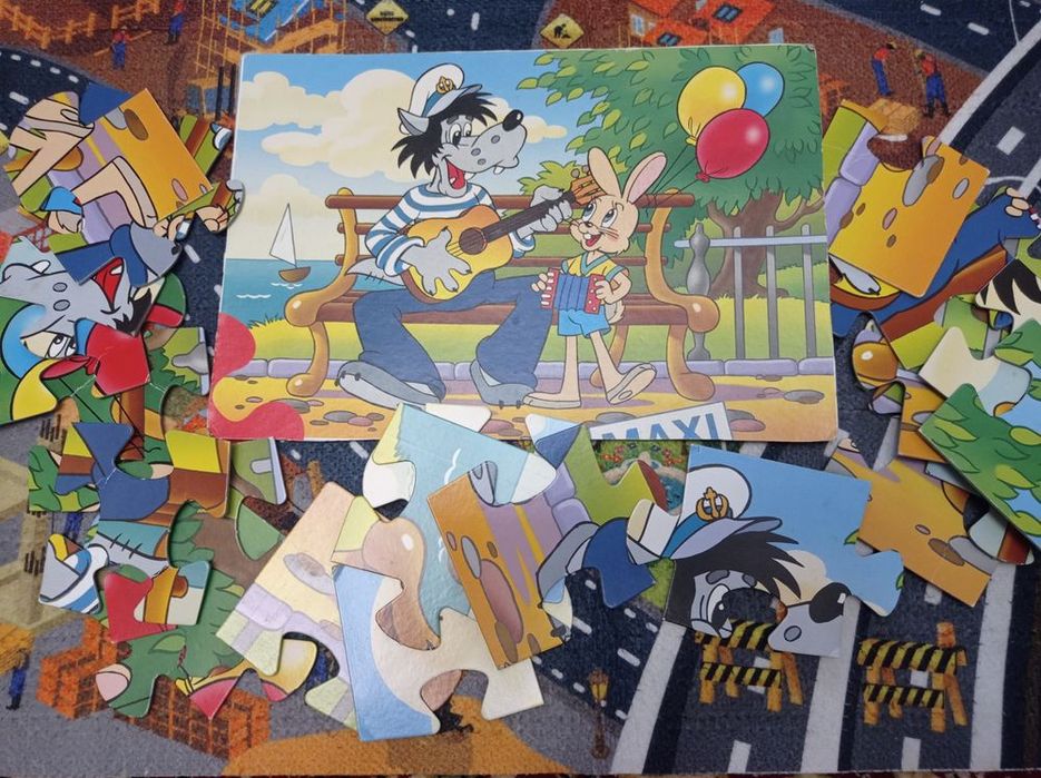 Пазли картонні, великі та маленькі.