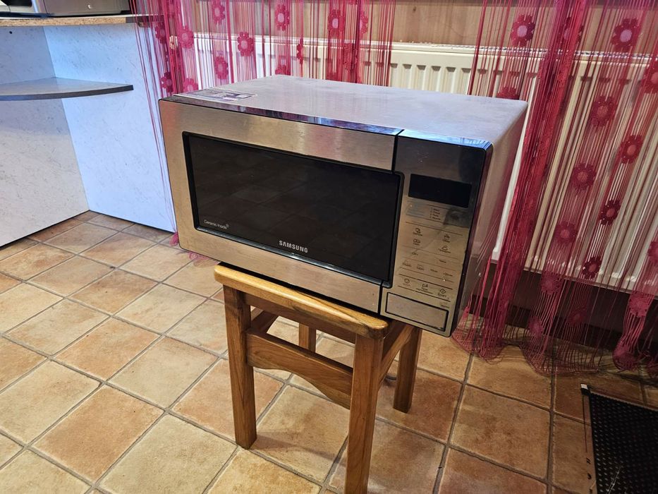 Продам мікрохвильову піч мікрохвильовку мікроволновку Samsung