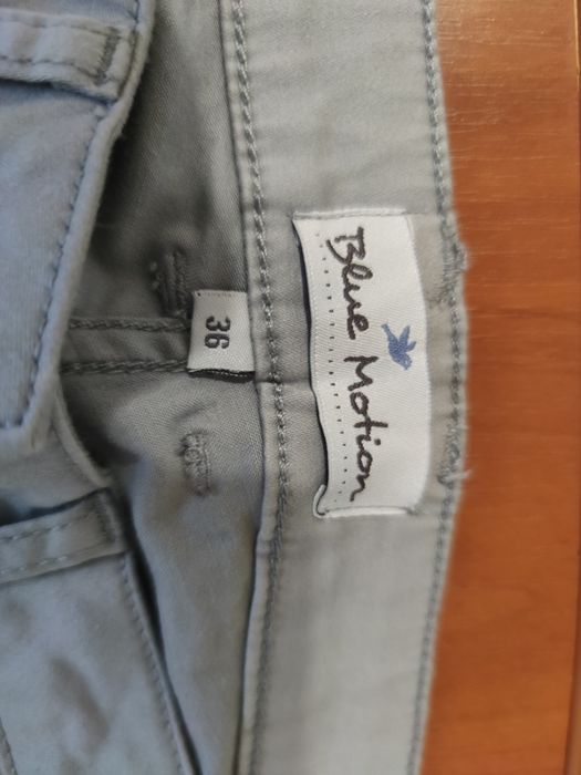 Світлі та чорні брюки.