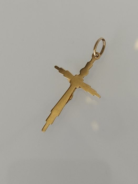Medalha cruz em ouro de 19,2kt
