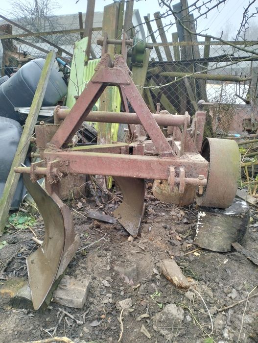 Плуг трьох корпусний