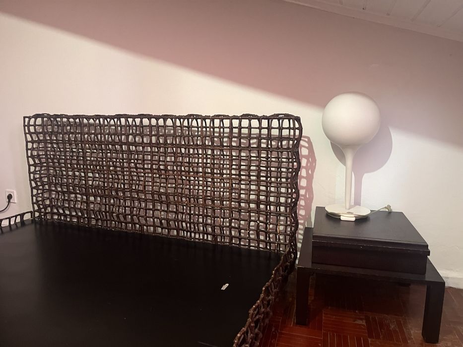 Cama, estrado e mesinhas de cabeceira