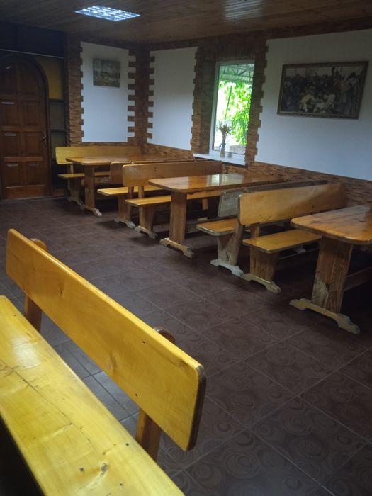 Дерев'яні столи з лавками