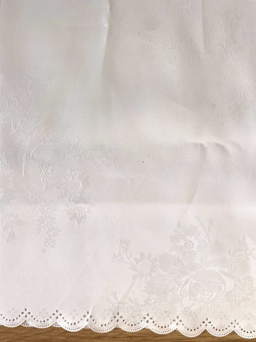 Biały obrus dekoracyjny