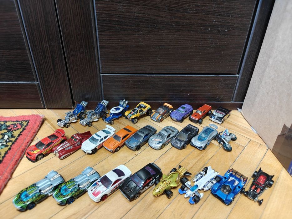Машинки модели hot wheels оригинал 25шт. одним лотом за 500грн.