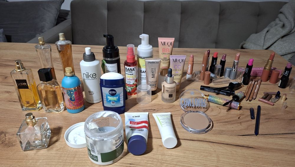 Zestaw 35 kosmetyków w tym perfumy tusze szminki niektóre nowe