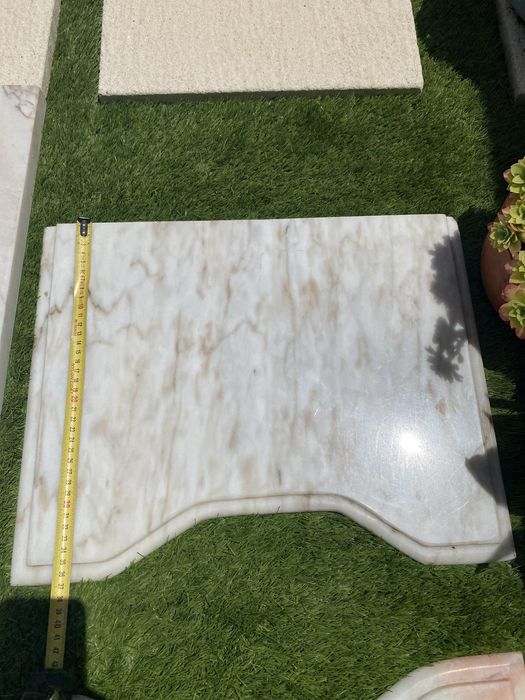 2 Pedras trabalhadas de mármore branco