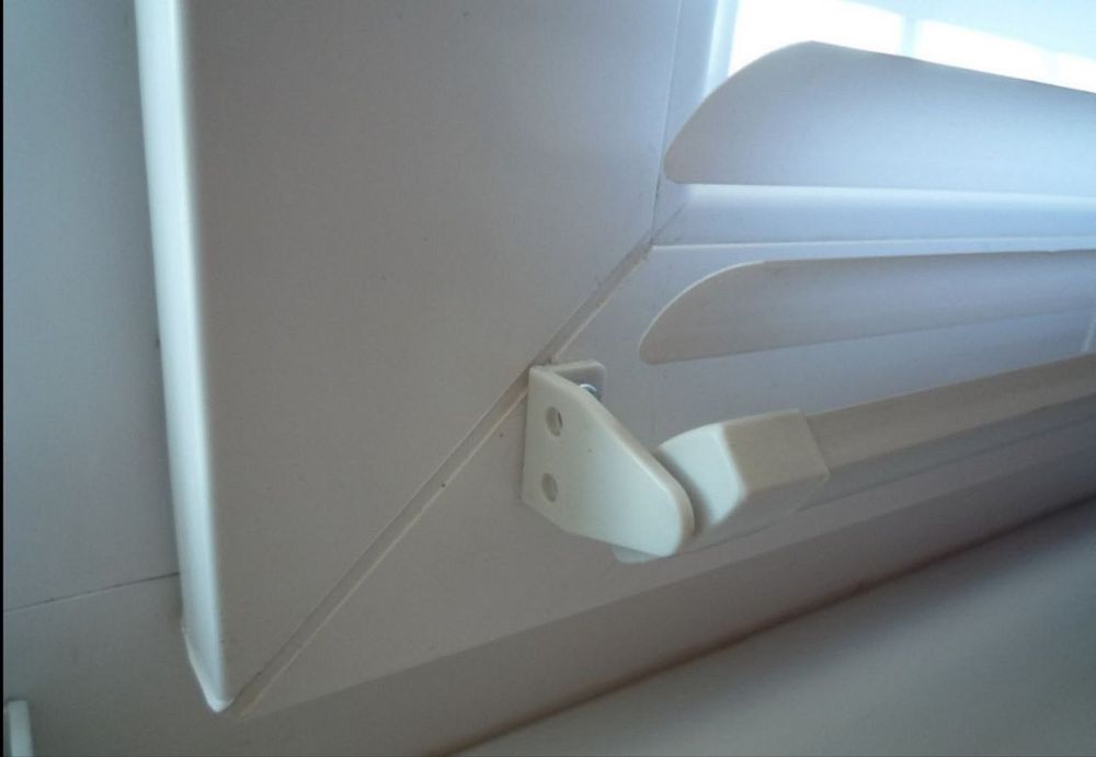 Горизонтальні пластикові жалюзі білі /світло-сірі/ 55 на 130/65 на 140