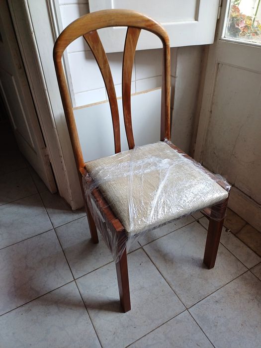 Mesa redonda madeira maciça mogno com 4 cadeiras