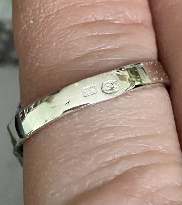 Srebrny pierścionek z niebieskim kamieniem