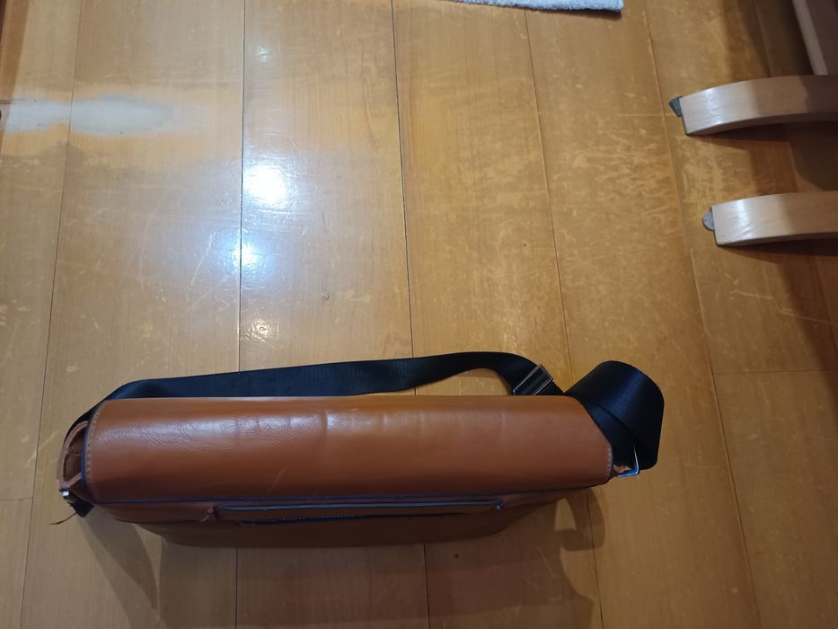 Vendo a  nova mala castanha preta para trabalho bom estado