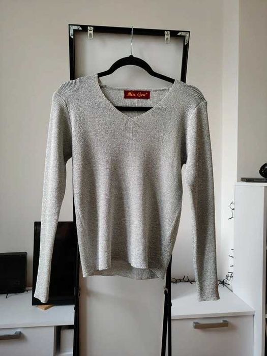 Srebrny połyskujący sweter damski