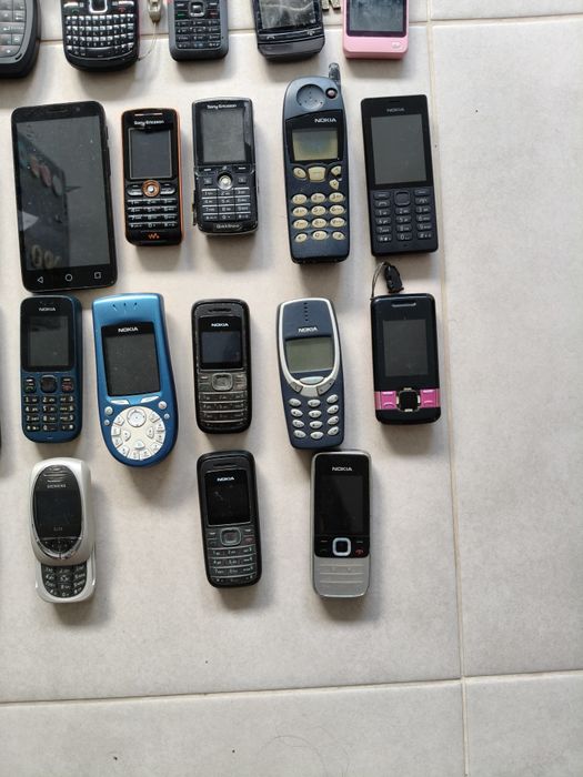 Vários telemóveis usados