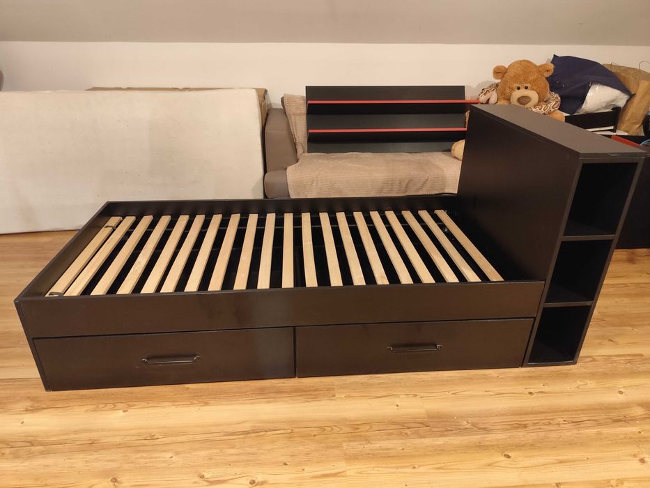 Łóżko młodzieżowe z szufladami i zagłówkiem na książki