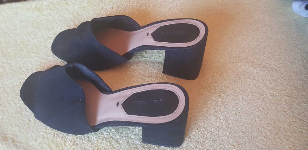 Chinelos de camurça preta