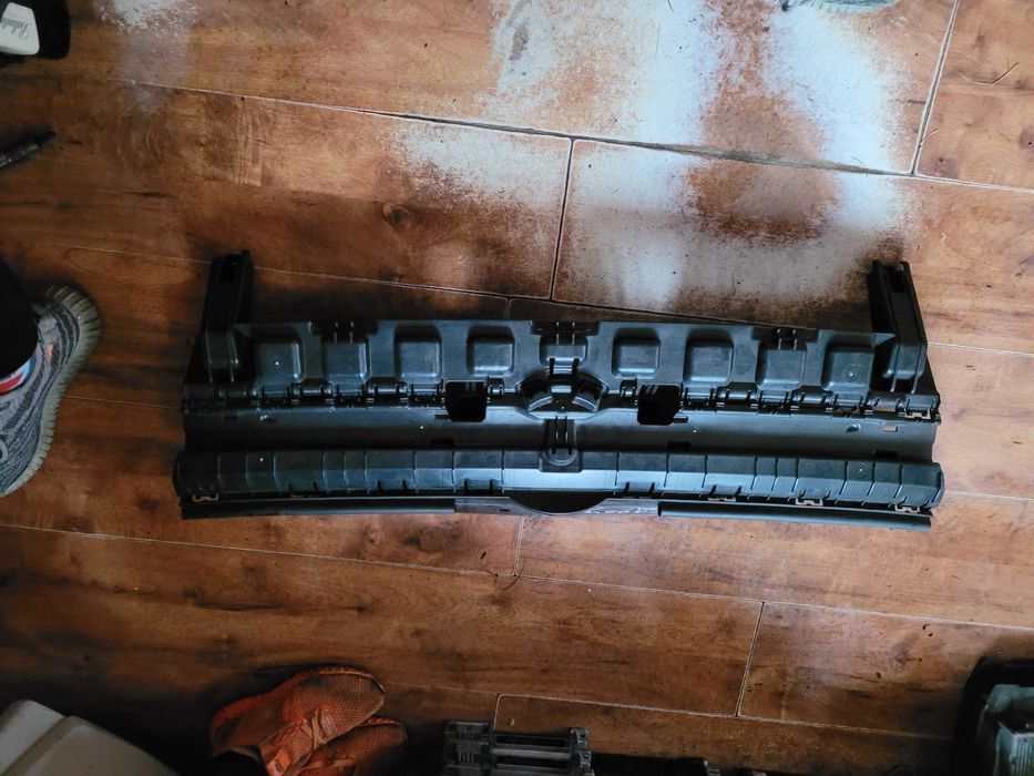 Mocowanie grilla VW Caddy 2k7