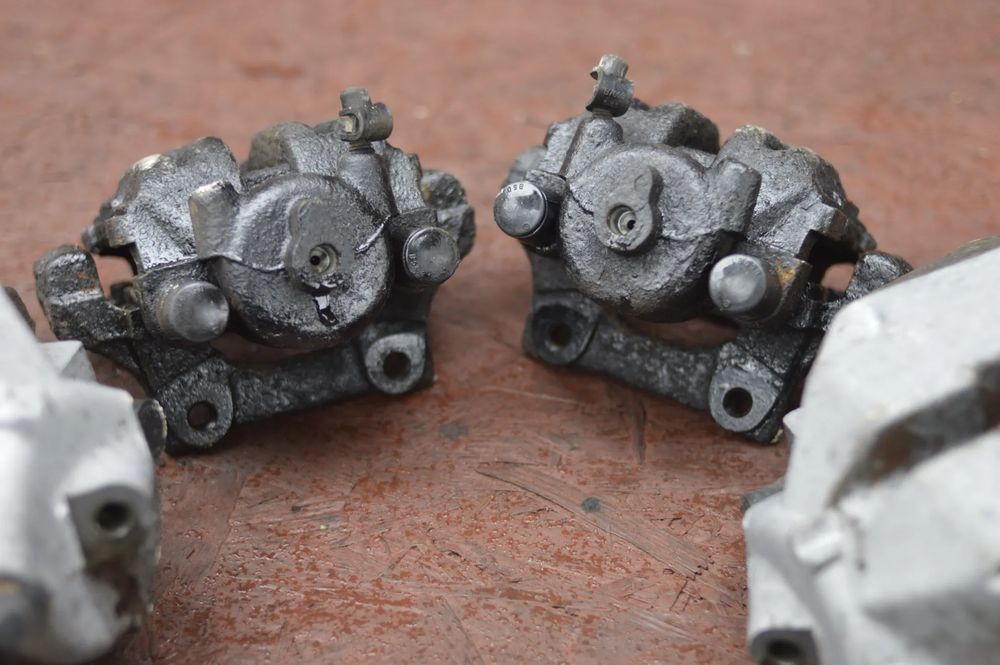bmw e90 / e91 / e92 oryginalny komplet zacisków hamulcowych + jarzma