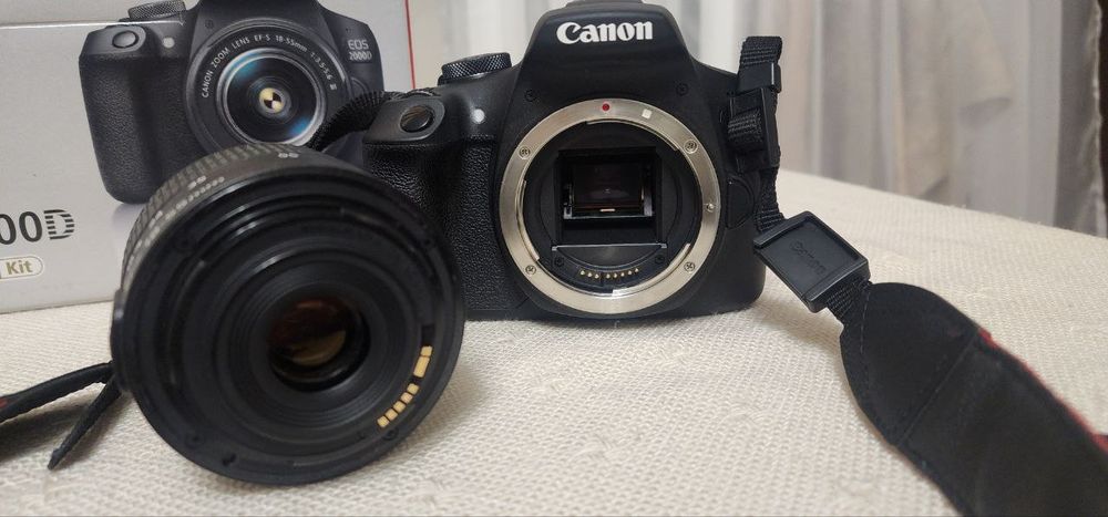 Фотоапарат Canon EOS 2000D