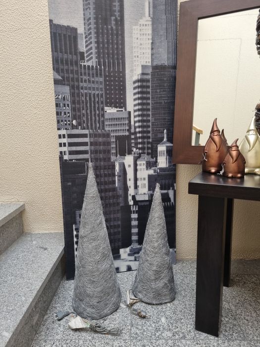 Conjunto  2 cones de arvore de natal  com luz