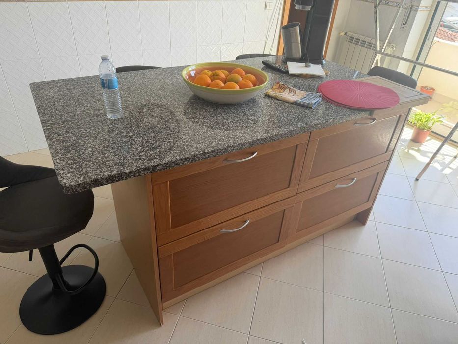 Ilha de Cozinha com Tampo em Granito + 4 Bancos