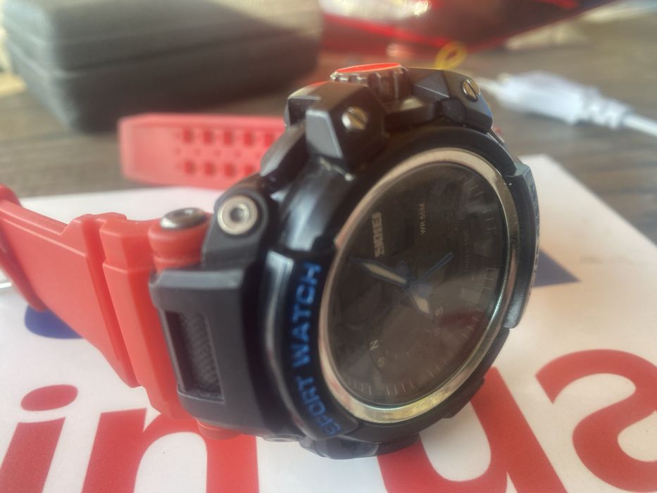 Годиник в гарному стані Q&Q 10 Bar,дуже стильно виглядає,без торгів