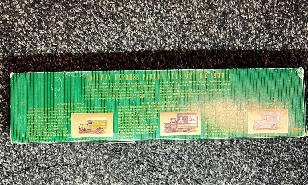 Conjunto de Carrinhas de Encomendas Ferroviárias dos Anos 30 "Railway Express Parcel Vans of the 1930s" 1/76