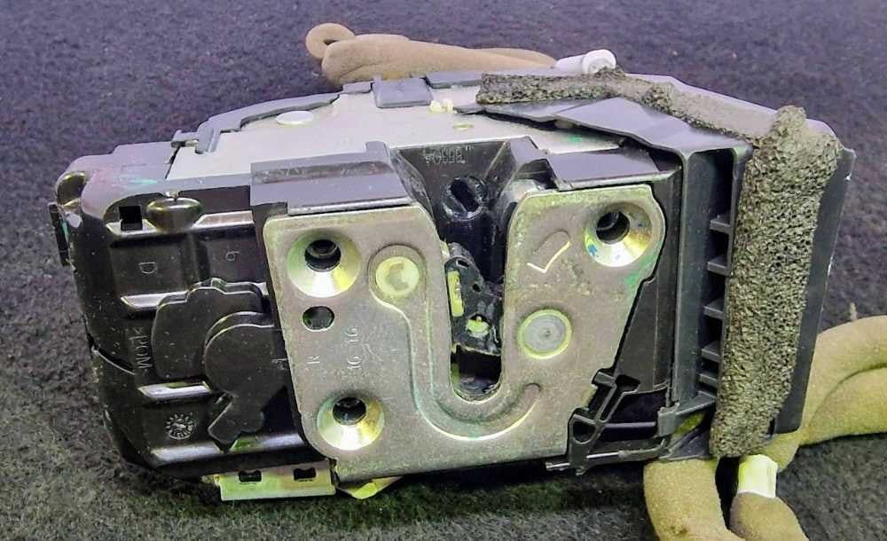 Fechadura / Fecho Porta Frente Direito - RENAULT KADJAR