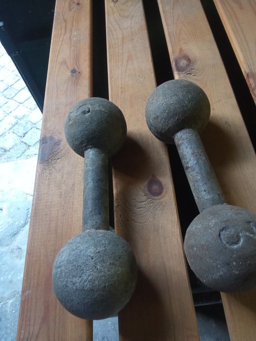Peso três kilos. Halteres bíceps.