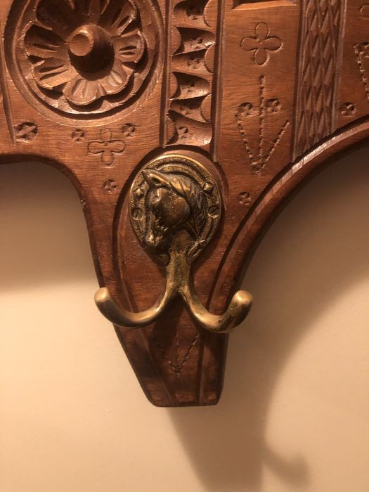 Jugo e cabide madeira de castanho