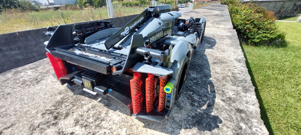 LEGO Technic PEUGEOT 9X8 24H Le Mans Hybrid Hypercar MONTADO