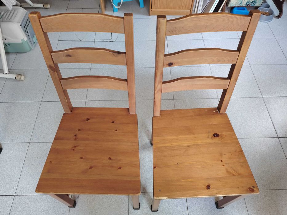 Mesa e cadeiras de madeira