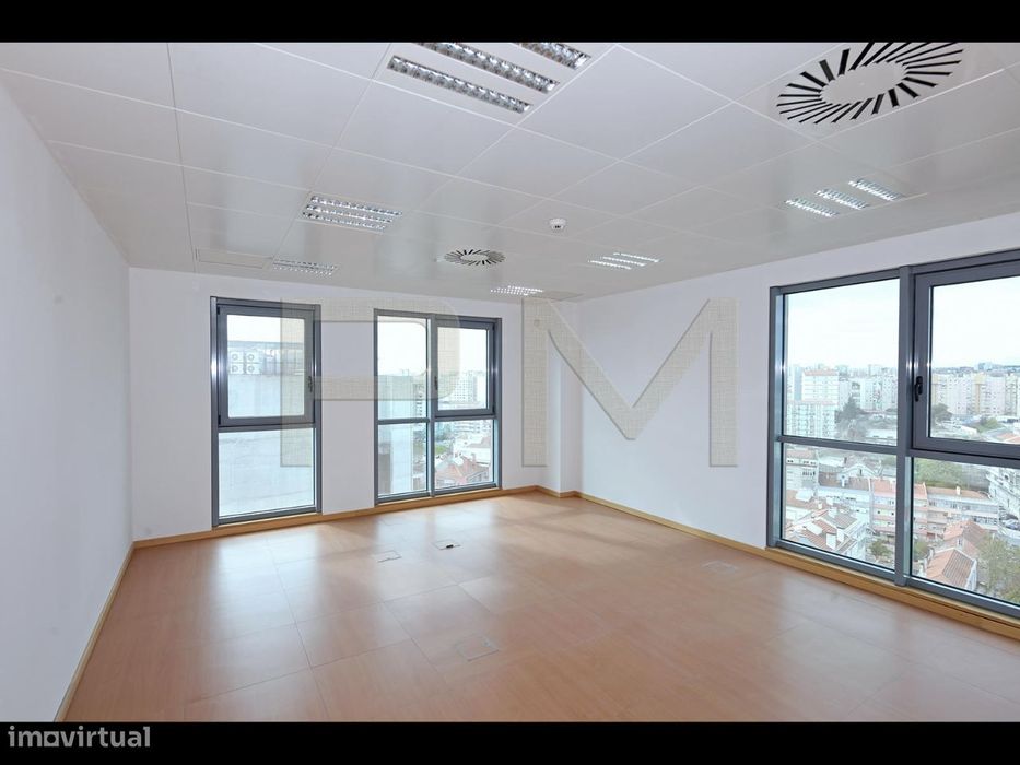 Escritório com 46m² e 2 lugares de parqueamento, na Expo (PM60340)