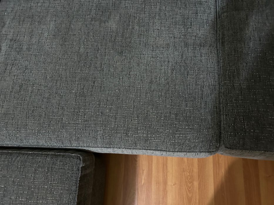 Sofá cinzento de dois lugares