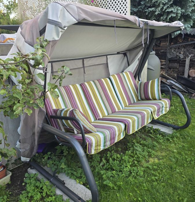 Huśtawka ogrodowa z moskitierą – wygoda i ochrona!