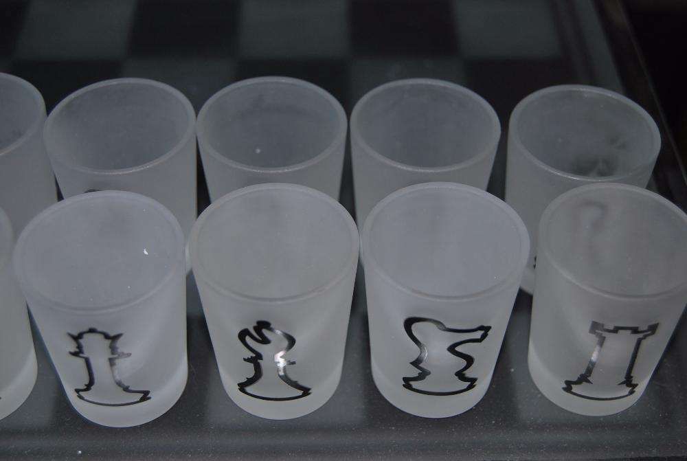 Tabuleiro de xadrez com copos