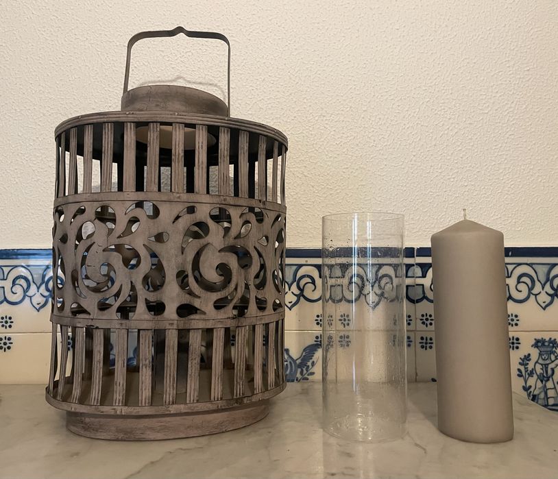 Vela com lanterna em metal