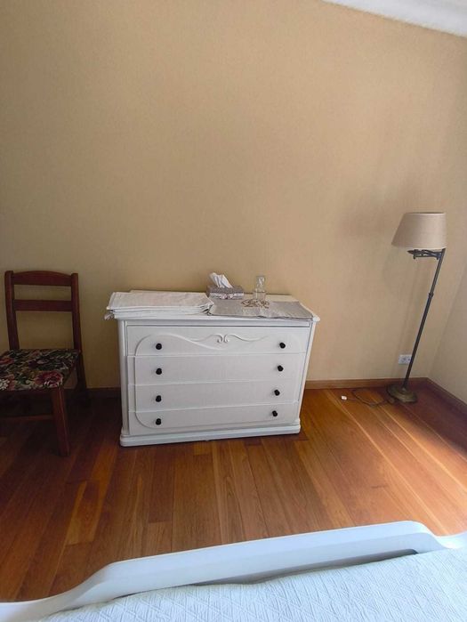 Quarto Completo em Madeira Maciça – Cama, Cómoda, Mesas de Cabeceira e Candeeiros