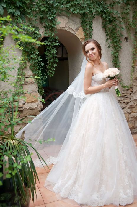 Неперевершена весільна сукня