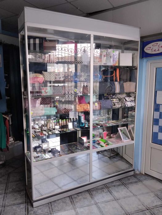 Скляні вітрини шафи стелажі  полиці торгові з  алюмінієвого профіля