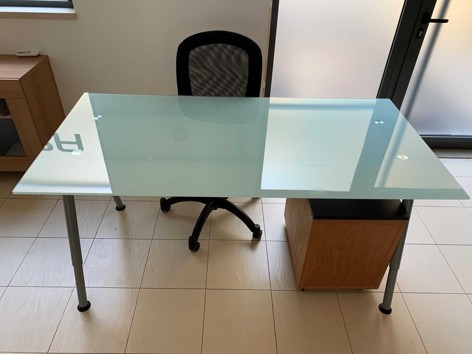 Secretária com tampo de vidro