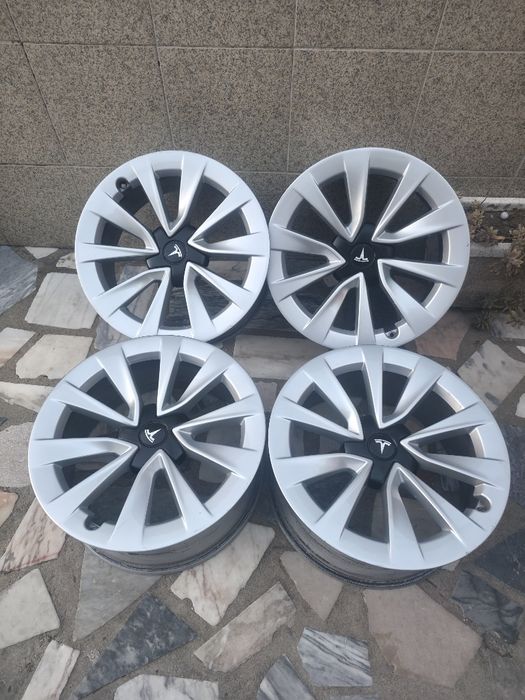 Vendo jantes Tesla originais em bom estado.