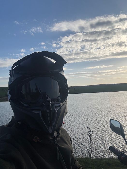 Ендуро шолом чорного кольору з очками