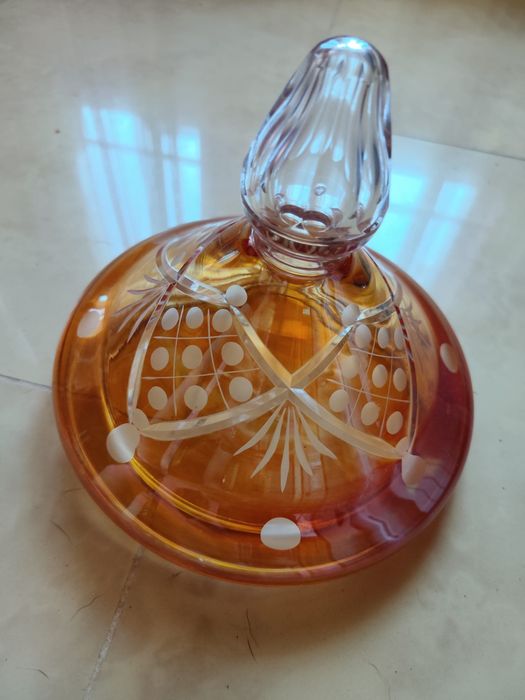 Lindíssima taça em vidro transparente com uma tampa em cristal