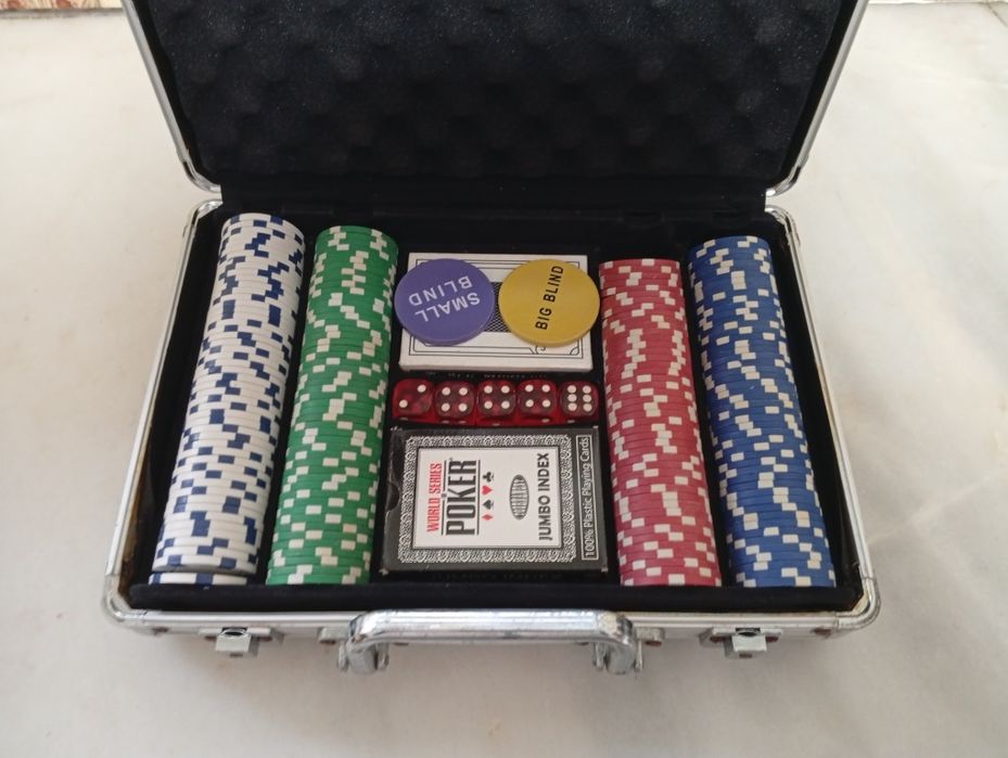 Mala e cartas de jogo