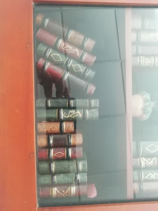 Caixa  decorativa com A 43 cm, L 32,5cm e prof 6,5 cm