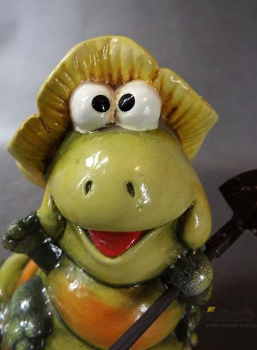 Ceramiczna Figurka - Zielona Gąsienica z Łopatą i Kapeluszem