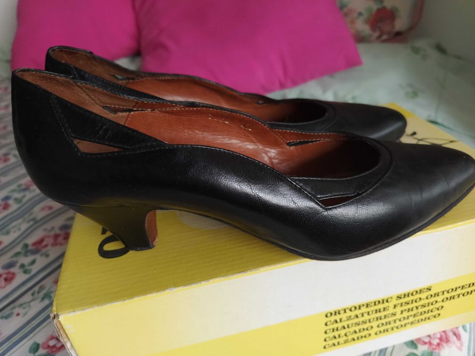 Sapatos senhora em pele nº 38 da Charles em preto