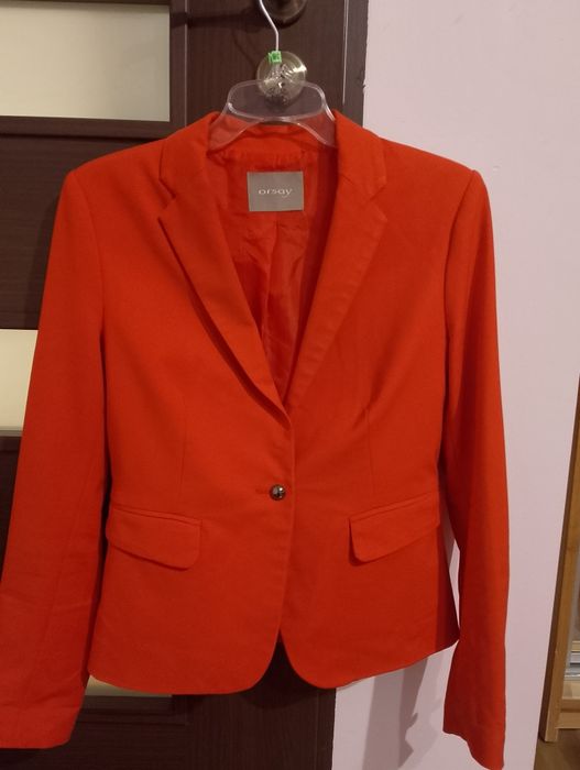 Elegancka, czerwona marynarka.