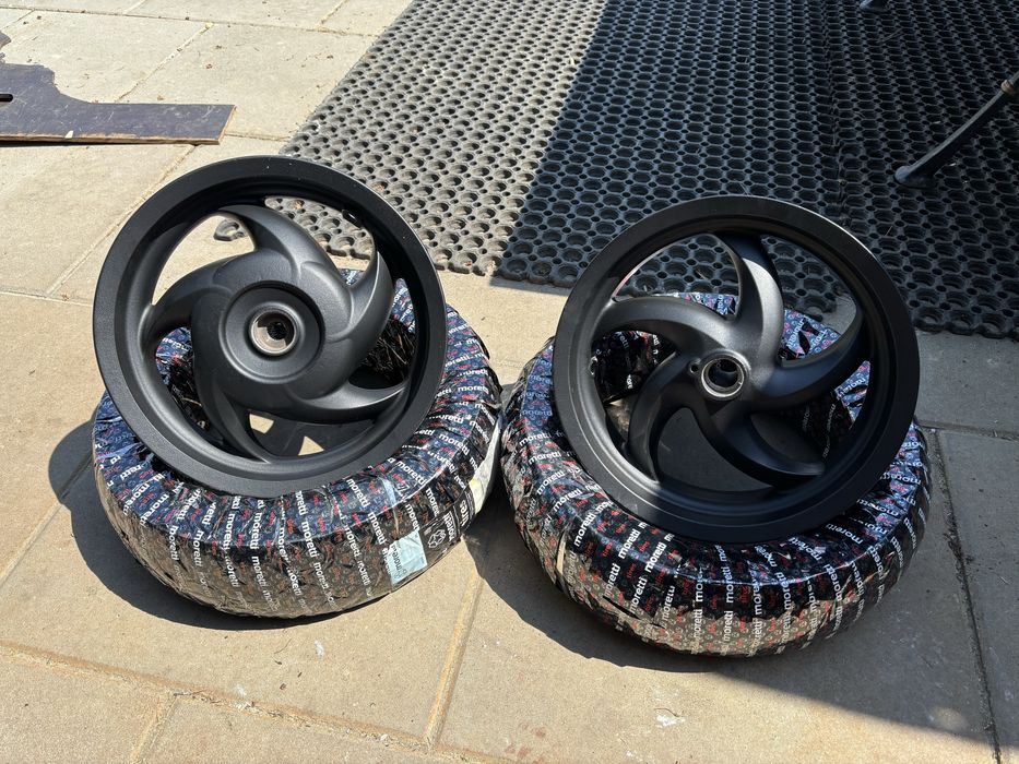 Lakierowane felgi wraz z nowymi oponami 120/70-12 PIAGGIO GILERA APRILIA DERBI