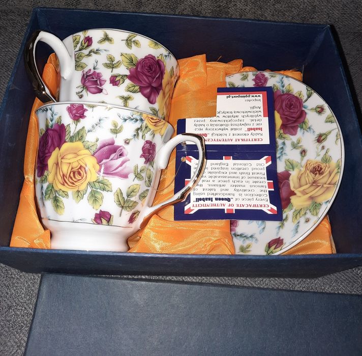 Zestaw pięknych filiżanek Queen Isabell